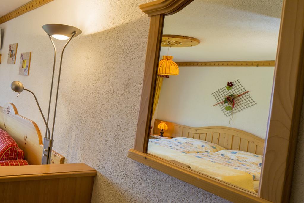 Alpenhotel Zur Wildi Lauchernalp Wiler Room photo